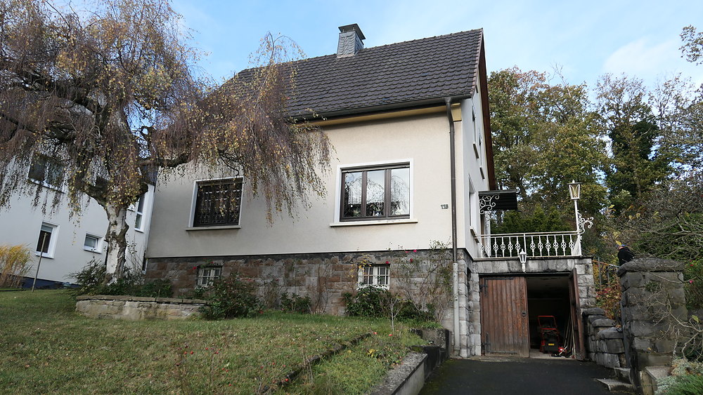 Gartenansicht eines Einfamilienhauses mit Terrasse
