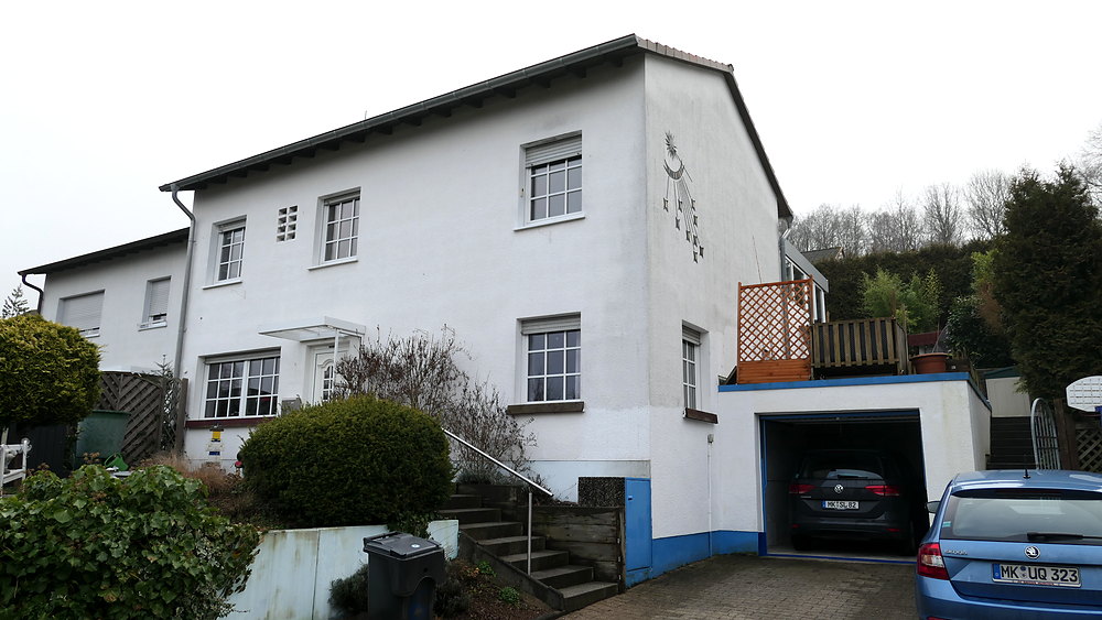 Wohnhaus mit Garage – Beispielbild