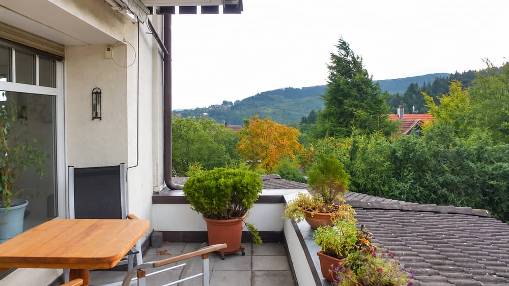 Balkon eines Wohnhauses mit Blick ins Grüne in Iserlohn