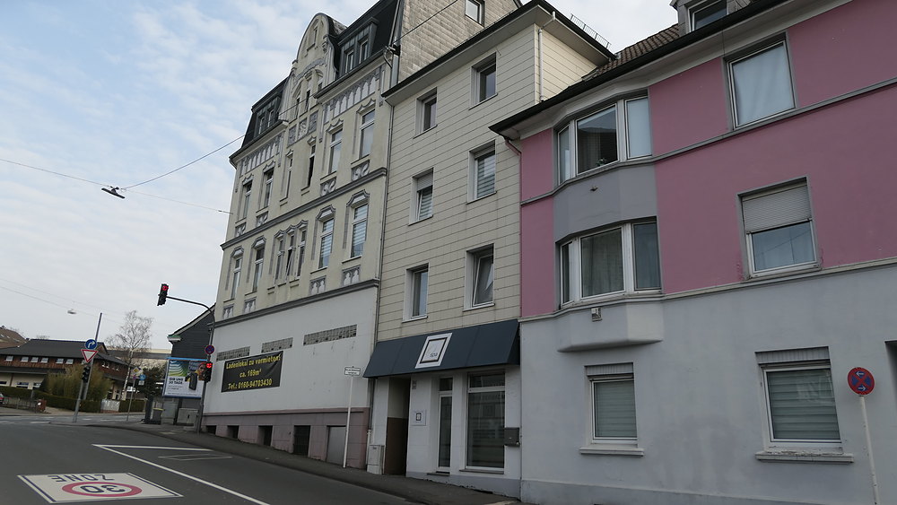 Straßenansicht eines Geschäftshauses mit Ladenflächen im Erdgeschoss
